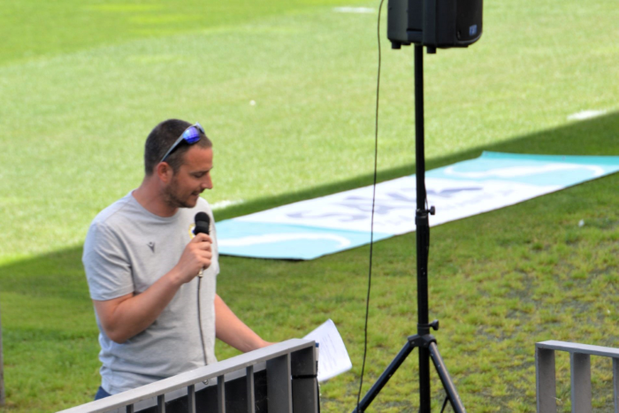 malo potolčem(o) po šipi, pa pokažejo še enkrat!