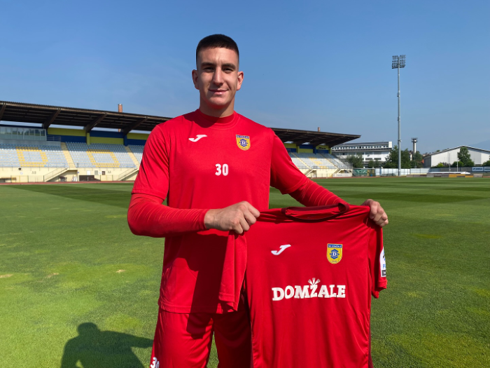 erjavšek podpisal prvo profesionalno pogodbo