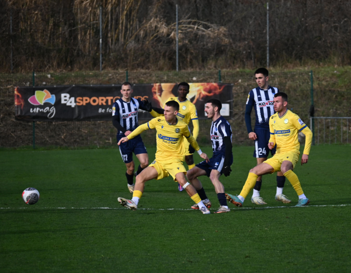 nogometaši kopra so v umagu odigrali prvo pripravljalno tekmo.