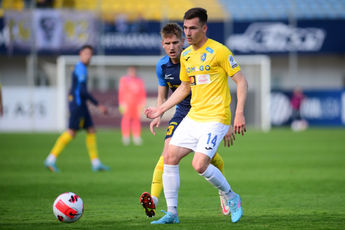 mura z dvema novincema