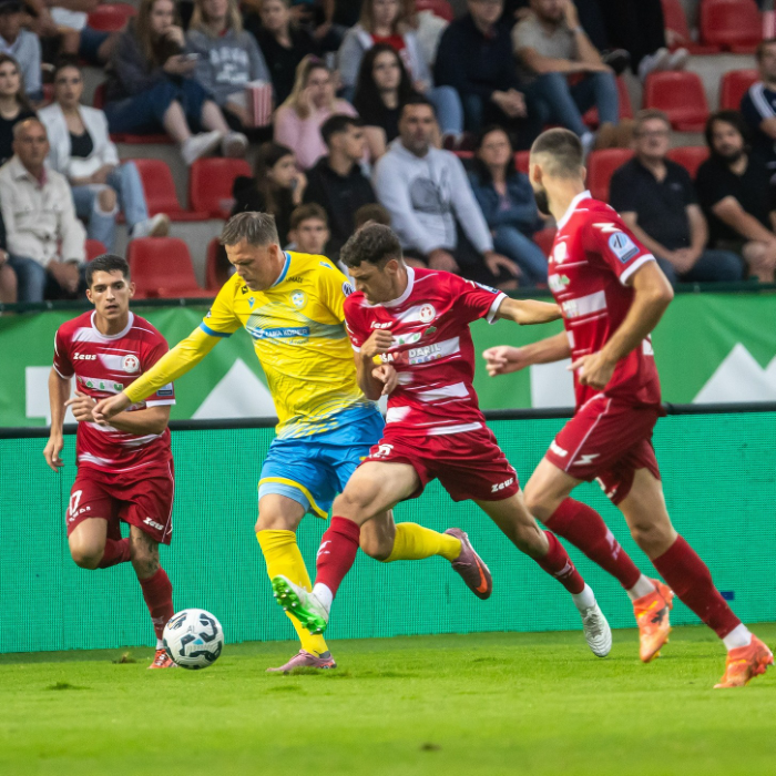 trije psi, tri poškodbe. morda bi bil veterinar. ampak on je nogometaš.