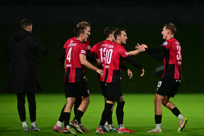 v prvem delu malo razlogov za petje v garderobi