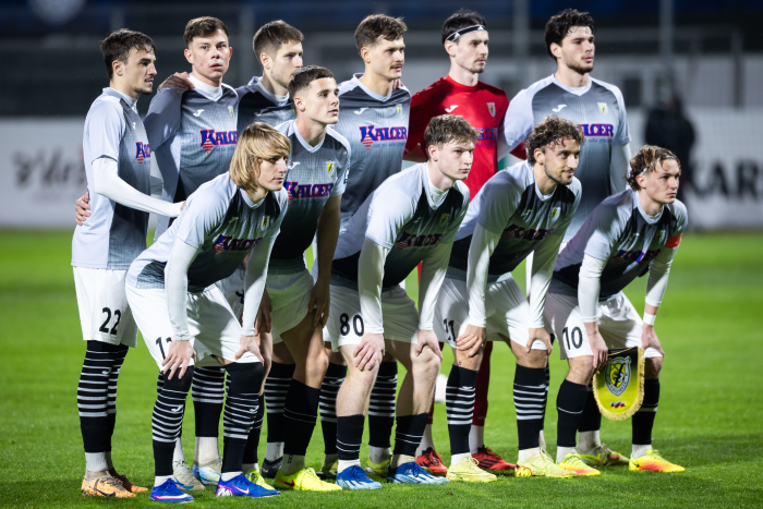 spredaj le aluminij, tvoj mladenič pa daleč pred vsemi