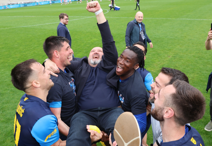 sezona in tretji naslov, vredna slogana »ka jim delamo!«